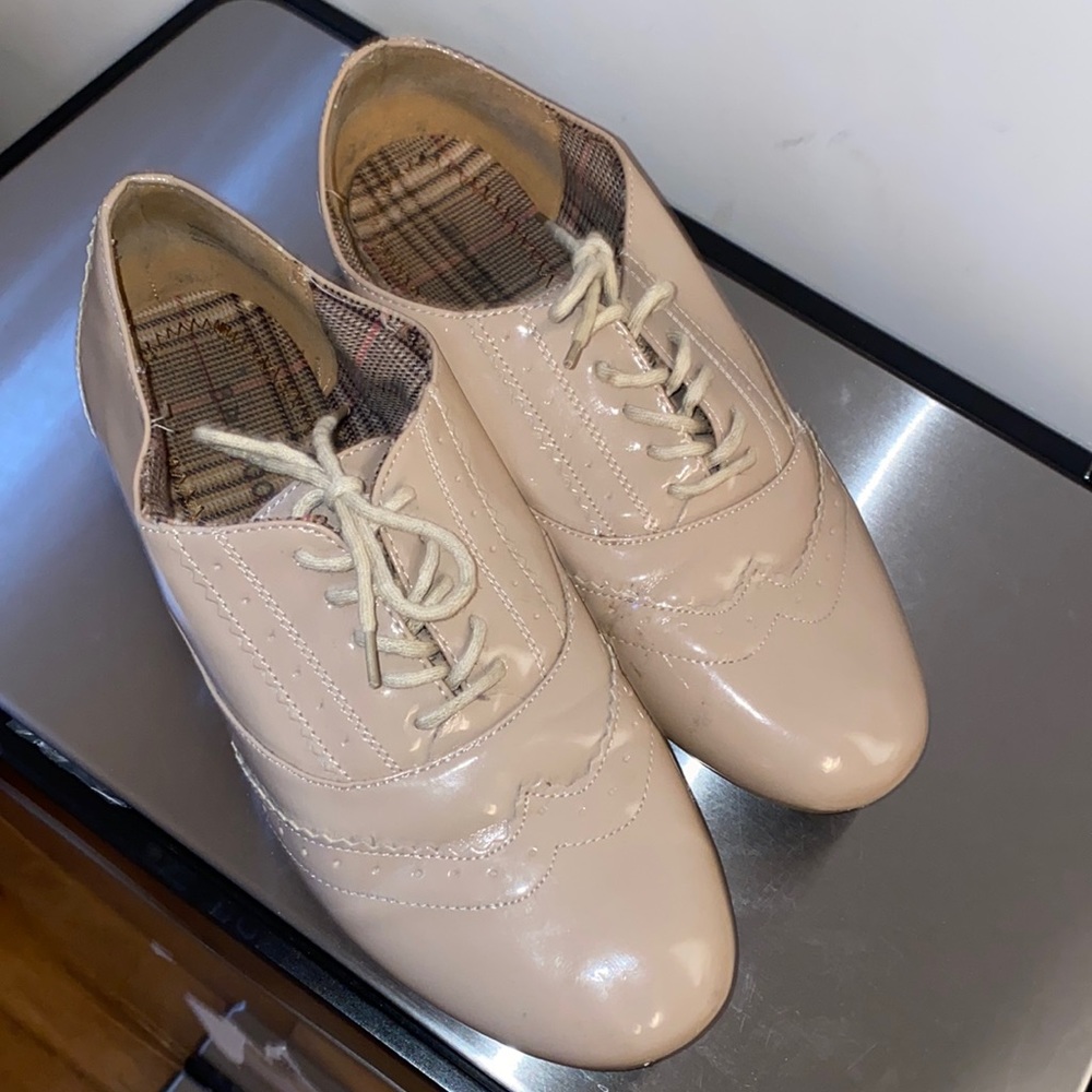 Beige nude patent leather Oxfords